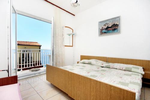 Giường trong phòng chung tại Apartments by the sea Drasnice, Makarska - 6051