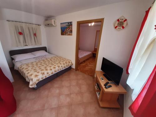 Posteľ alebo postele v izbe v ubytovaní Apartments with a parking space Vinisce, Trogir - 6117