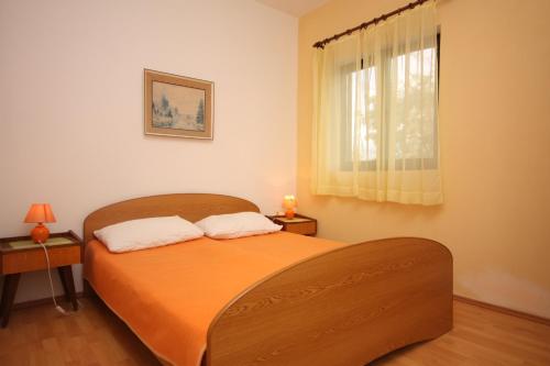 Ένα ή περισσότερα κρεβάτια σε δωμάτιο στο Seaside apartments with a swimming pool Vinjerac, Zadar - 6187