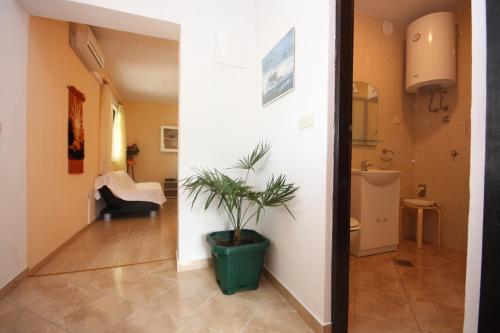 Ένα μπάνιο στο Seaside apartments with a swimming pool Vinjerac, Zadar - 6187