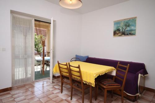 una sala da pranzo con tavolo e sedie gialli di Apartments with a parking space Srima - Vodice, Vodice - 6099 a Vodice