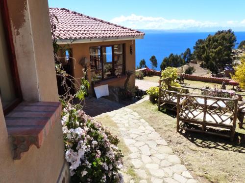a house with a view of the ocean at LA KANTUTA in Comunidad Yumani