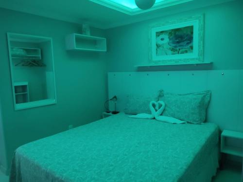 Un dormitorio con una cama con una decoración de corazón. en ** SUITE PRIVATIVA PRAIA DO FORTE CABO FRIO **, en Cabo Frío