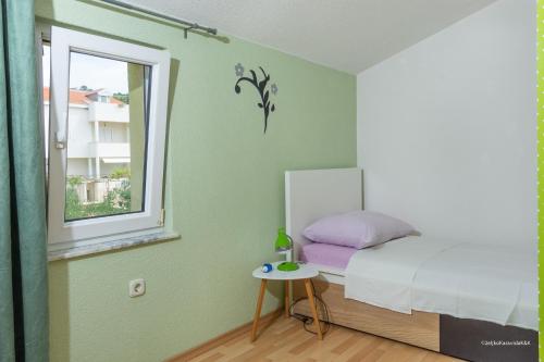 En eller flere senger på et rom på Apartments by the sea Posedarje, Novigrad - 6190