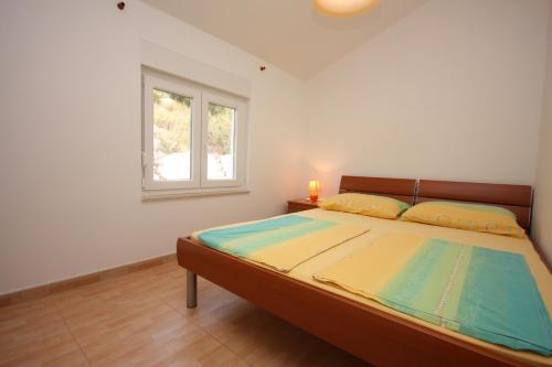 sypialnia z łóżkiem i oknem w obiekcie Apartments by the sea Drage, Biograd - 6171 w mieście Drage