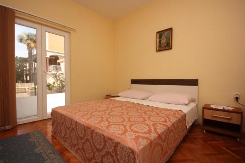 Postel nebo postele na pokoji v ubytování Apartments with a parking space Bibinje, Zadar - 6189