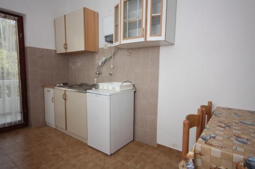 - une cuisine avec un évier et un comptoir dans l'établissement Apartment Vrsi - Mulo 6155b, à Vrsi