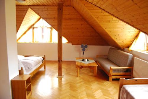 Ένα ή περισσότερα κρεβάτια σε δωμάτιο στο Boróka Apartmanházak - Fagyöngy House