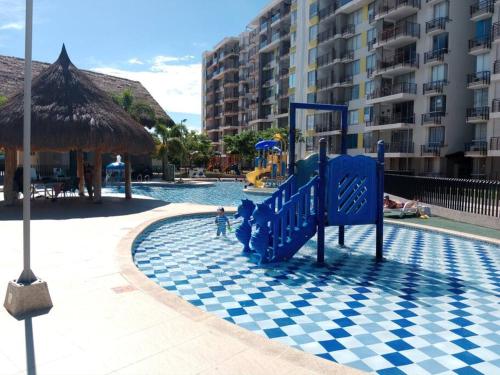 a playground in the middle of a pool at Apartamento para tu descanso piso 7 in Ricaurte