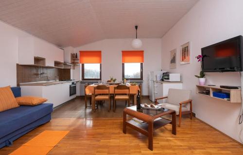 sala de estar con sofá azul y mesa en Apartments with a parking space Manjadvorci, Marcana - 7445 en Barban