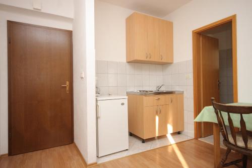 een kleine keuken met een koelkast en een tafel bij Apartments with a parking space Dugi Rat, Omis - 7481 in Dugi Rat