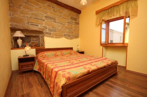 Pulgarija ČepićにあるHoliday house with a swimming pool Cepic, Central Istria - Sredisnja Istra - 7404のベッドと石の壁のある寝室