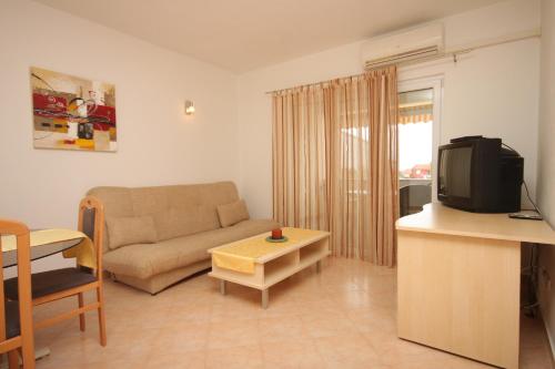 Apartments for families with children Stinjan, Pula - 7423
