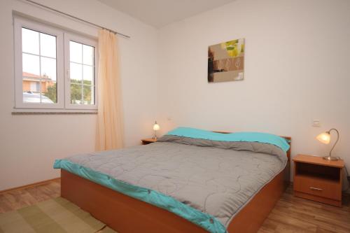 1 dormitorio con cama y ventana en Apartments for families with children Stinjan, Pula - 7423 en Pula