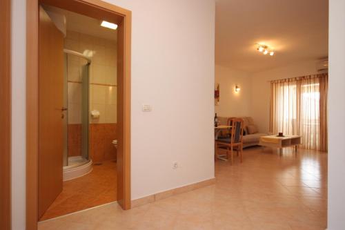 pasillo con sala de estar y comedor en Apartments for families with children Stinjan, Pula - 7423 en Pula