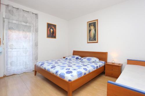 Ένα ή περισσότερα κρεβάτια σε δωμάτιο στο Apartments with a parking space Mali Rat (Omis) - 7482