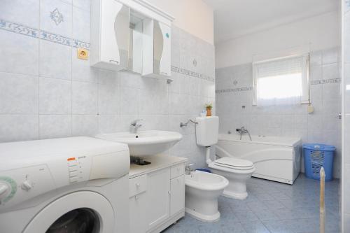 Et badeværelse på Apartments with a parking space Mali Rat (Omis) - 7482