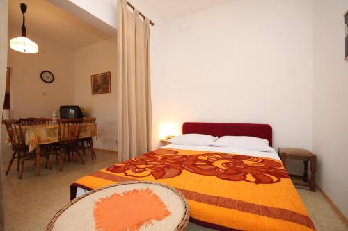 um quarto com uma cama, uma mesa e cadeiras em Apartments by the sea Razanj, Rogoznica - 7517 em Rogoznica