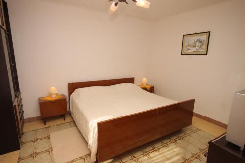 1 dormitorio con 1 cama y 2 mesitas de noche en Apartments with a parking space Valtura, Pula - 7419, en Valtura
