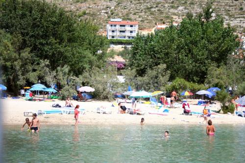 Apartments with parking space Duce, Omis - 7532