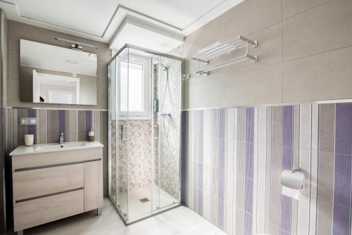 W łazience znajduje się prysznic i umywalka. w obiekcie Mar Apartments Alicante w mieście Playa de San Juan