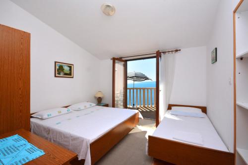 Posteľ alebo postele v izbe v ubytovaní Apartments by the sea Pisak, Omis - 7521