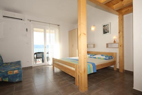 Posteľ alebo postele v izbe v ubytovaní Apartments with a parking space Duce, Omis - 7532