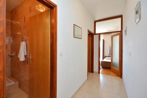 Kúpeľňa v ubytovaní Apartments by the sea Pisak, Omis - 7521