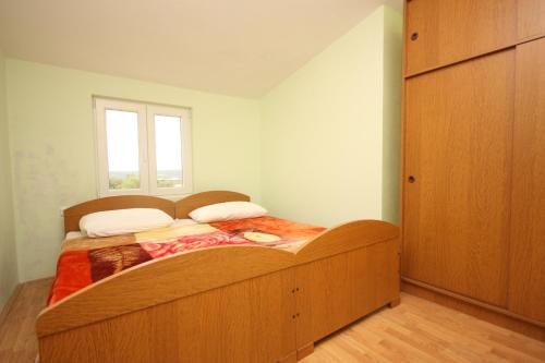 A bed or beds in a room at Apartments with a swimming pool Podgradina, Novigrad - 6198