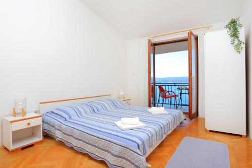Posteľ alebo postele v izbe v ubytovaní Apartments by the sea Mimice, Omis - 7522