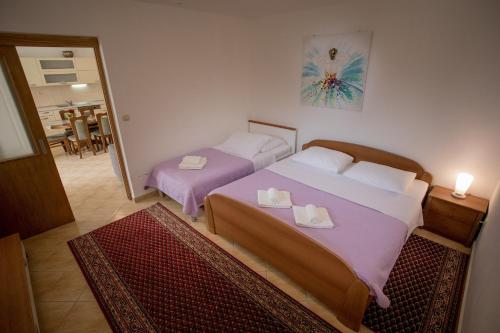 1 dormitorio con 2 camas y espejo en Apartments by the sea Razanj, Rogoznica - 7484 en Ražanj