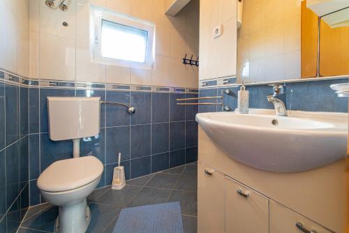 Kúpeľňa v ubytovaní Apartments by the sea Razanj, Rogoznica - 7485