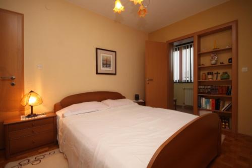 Posteľ alebo postele v izbe v ubytovaní Apartments with a parking space Okrug Gornji, Ciovo - 7546