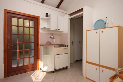 烏馬格的住宿－Seaside holiday house Umag - 7632，厨房配有白色橱柜和门
