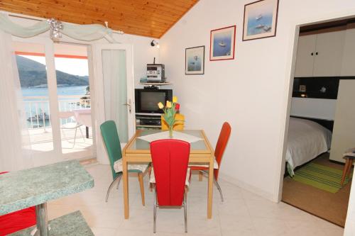 a dining room with a table and chairs at Apartments with a parking space Vela Luka, Korcula - 7551 in Vela Luka