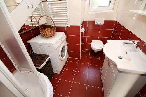 een badkamer met een wasmachine en een wastafel bij Apartments with a parking space Split - 7569 in Split