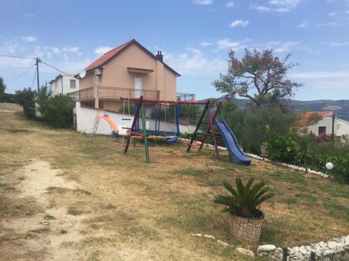 Family friendly seaside apartments Slatine, Ciovo - 7584