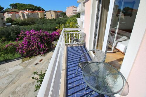 Μπαλκόνι ή βεράντα στο Apartments by the sea Duce, Omis - 7576