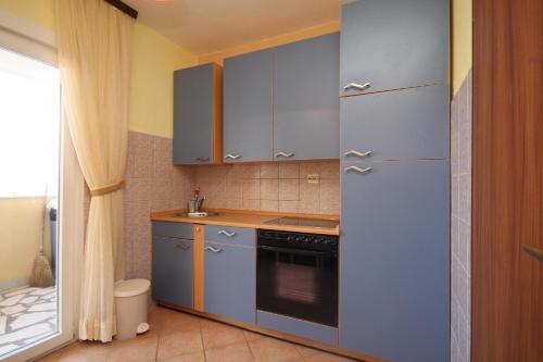 Cuina o zona de cuina de Family friendly seaside apartments Slatine, Ciovo - 7584