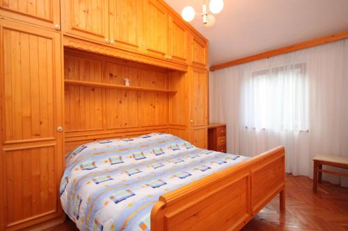 Postel nebo postele na pokoji v ubytování Apartments by the sea Brna, Korcula - 7553