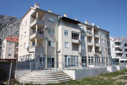 Fotografia z galérie ubytovania Apartments by the sea Omis - 7577 v Omise