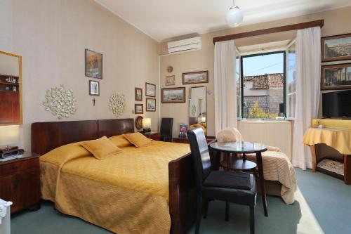 Schlafzimmer mit einem Bett, einem Tisch und einem Fenster in der Unterkunft Apartments with WiFi Split - 7588 in Split