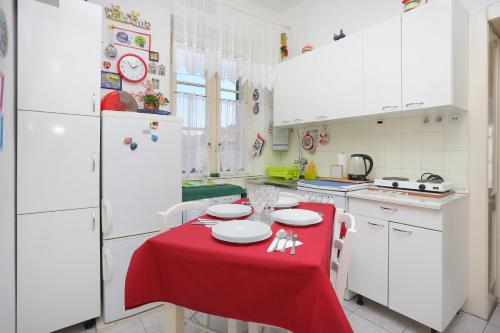 eine Küche mit einem Tisch und einem roten Tischtuch in der Unterkunft Apartments with WiFi Split - 7588 in Split