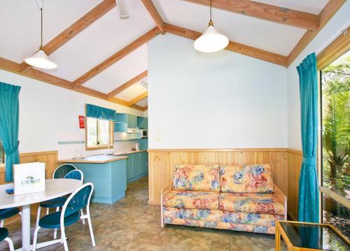 Una cocina o cocineta en Lorikeet Holiday Park