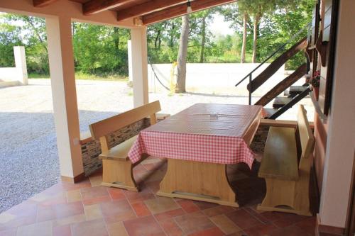 une table avec un chiffon de table en damier sur une terrasse couverte dans l'établissement Apartments with a parking space Sveti Martin, Central Istria - Sredisnja Istra - 7634, à Labin