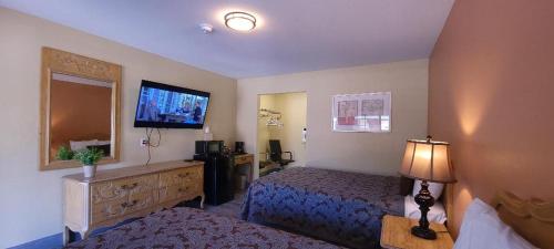 a bedroom with a bed and a flat screen tv at Lakeview Inn in Lucerne
