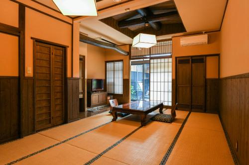 una stanza con tavolo al centro di una stanza di Ryokan Yayanoyu a Ueki