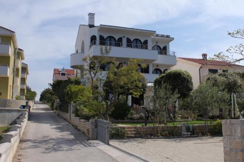 Zdjęcie z galerii obiektu Family friendly seaside apartments Kozino, Zadar - 6184 w Petrčane