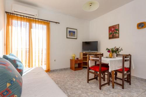 Televízia a/alebo spoločenská miestnosť v ubytovaní Apartments by the sea Seget Vranjica, Trogir - 5964