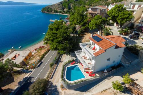 Fotografia z galérie ubytovania Seaside luxury villa with a swimming pool Medici, Omis - 6071 v Mimiciach